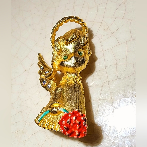 MYU gold angel with emerald colored eyes holding a daisy - Picture 4 of 7